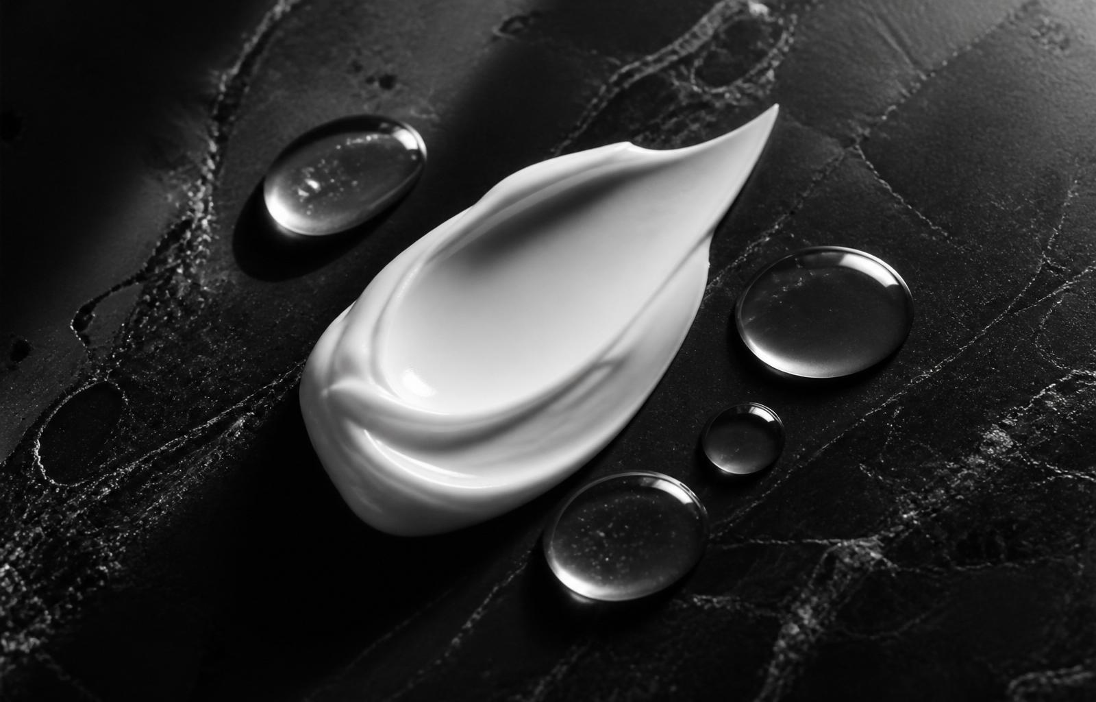 Texture skincare, crème et sérum sur pierre noire